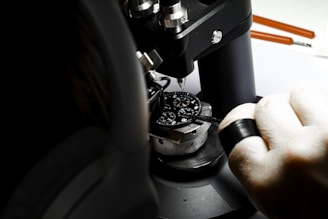 Präzise Handwerksarbeit unter dem Mikroskop – Industriefotografie für Technik und Produktion