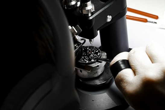 Präzise Handwerksarbeit unter dem Mikroskop – Industriefotografie für Technik und Produktion