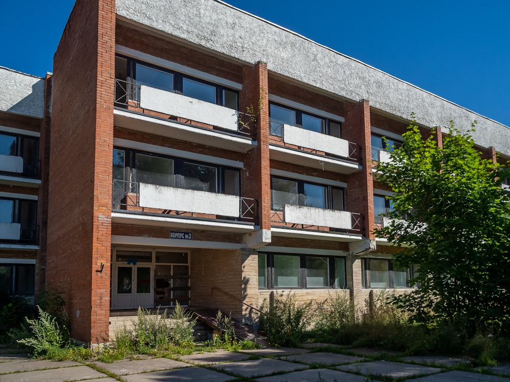 un edificio in mattoni con balconi e balconi al secondo piano