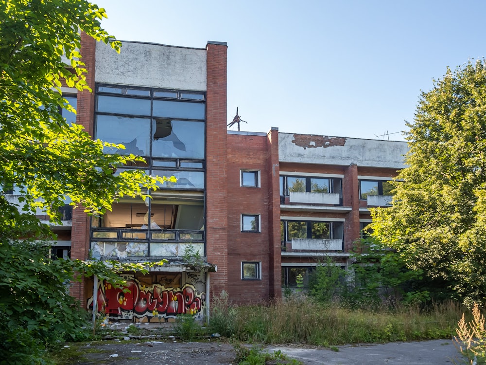 un edificio fatiscente con graffiti sul lato