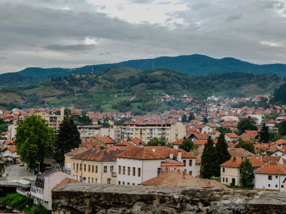 uma vista de uma cidade com montanhas ao fundo