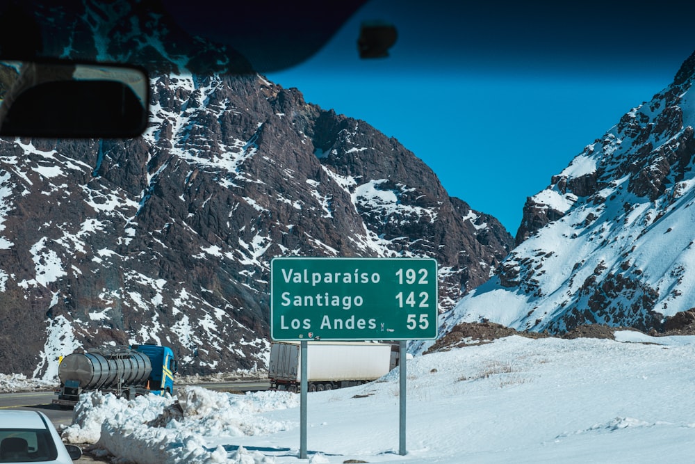 눈 덮인 산의 측면에 있는 도로 표지판