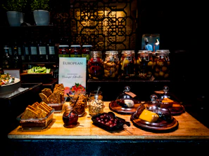 Rustic wooden table displaying artisanal Minas Gerais cheeses and goiabada under warm natural light.