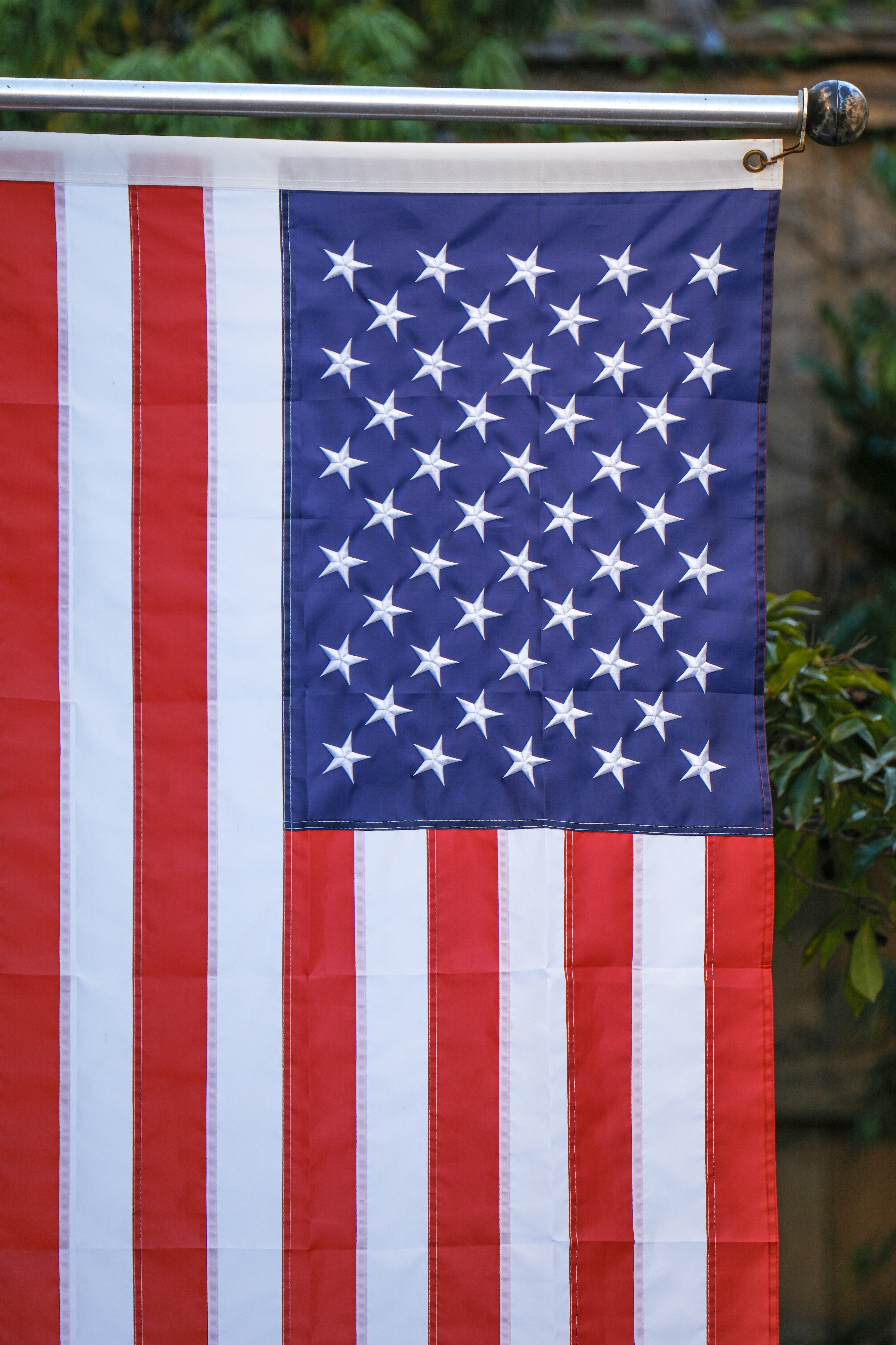 Una bandera estadounidense colgada en un tendedero