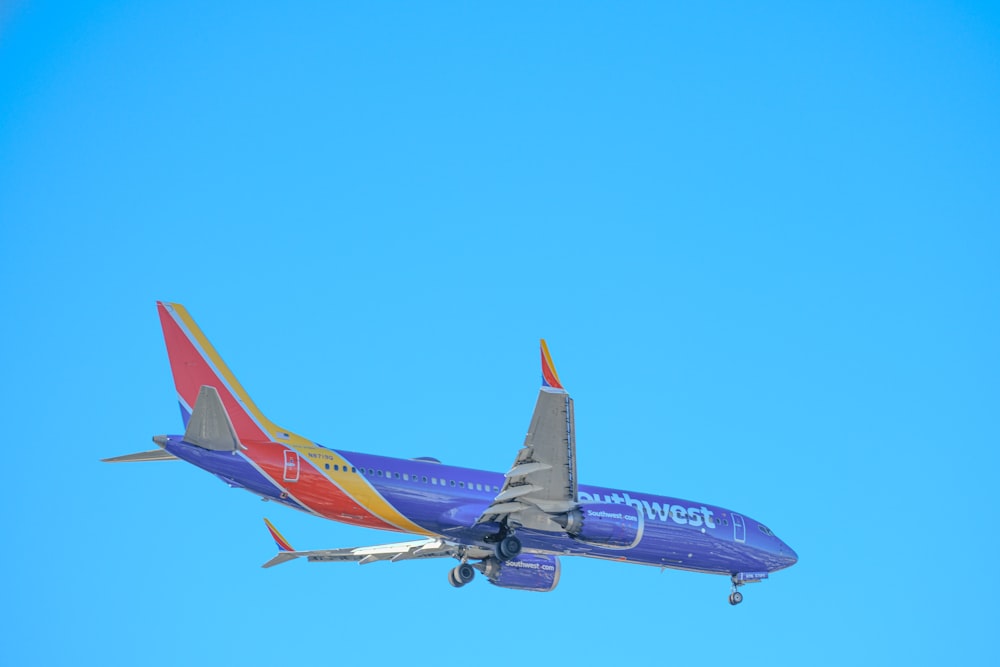 Un aereo della Southwest Airlines che vola nel cielo
