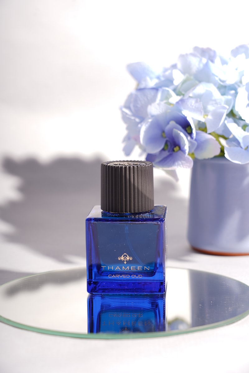 Parfumflakon auf einem glatten Glastisch