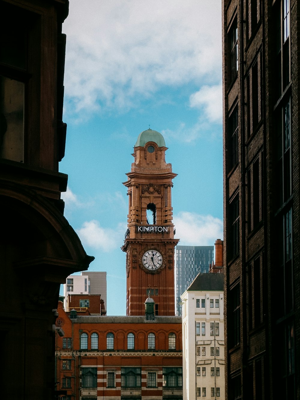 una alta torre de reloj que se eleva sobre una ciudad