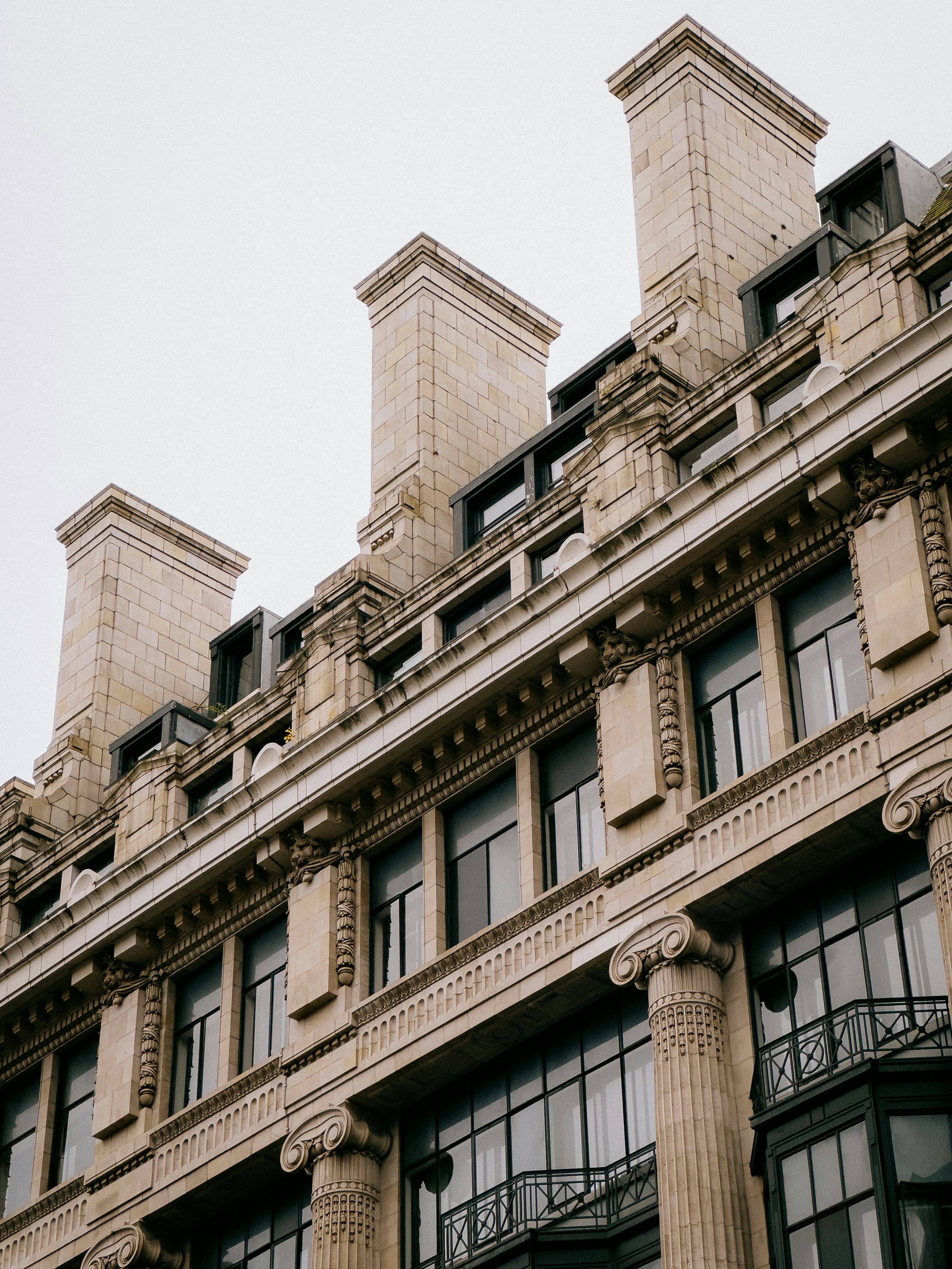 The Candid Frame: Street Photography as a Window into Everyday Life