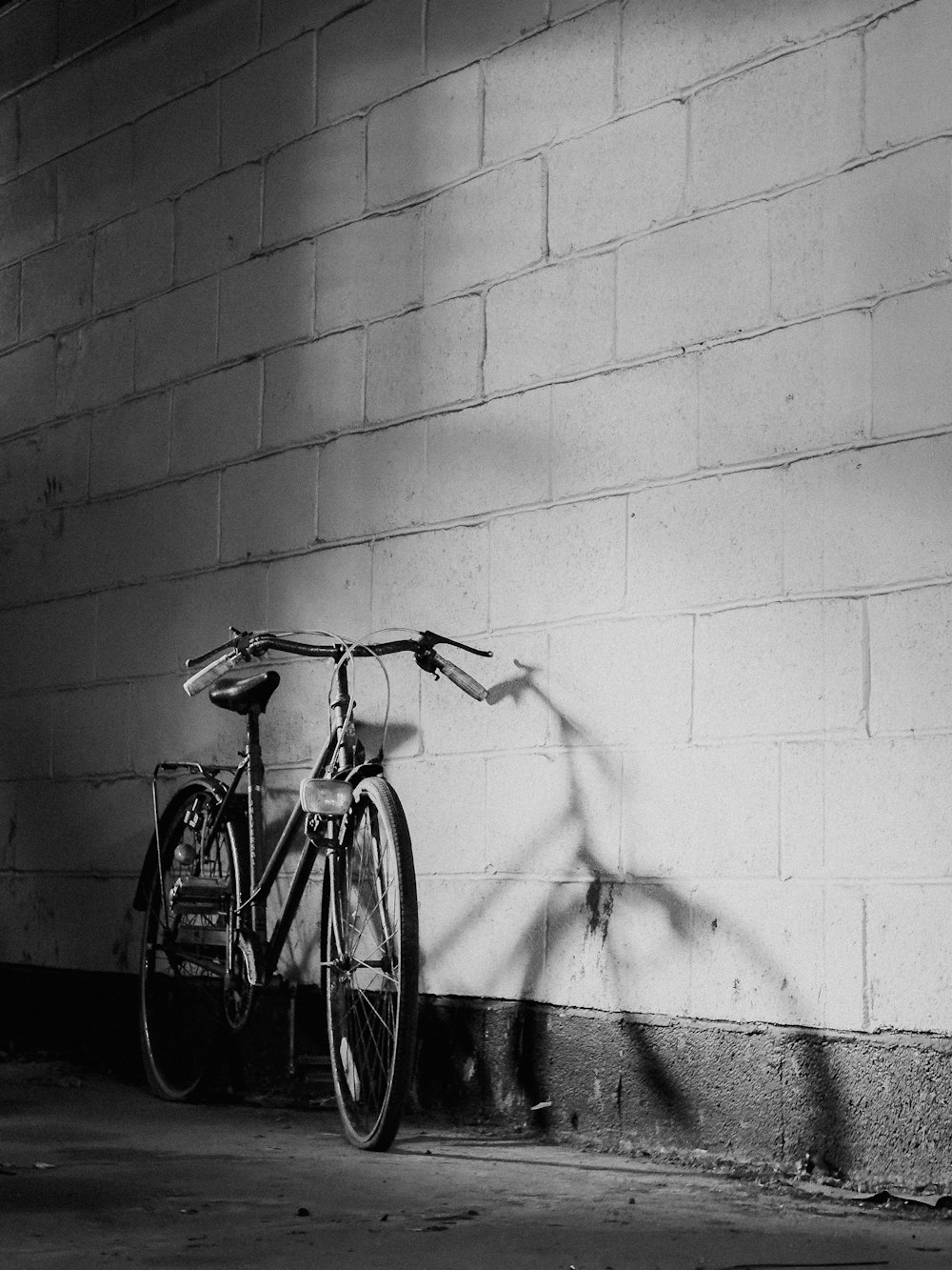 벽돌 벽에 기대어 있는 자전거