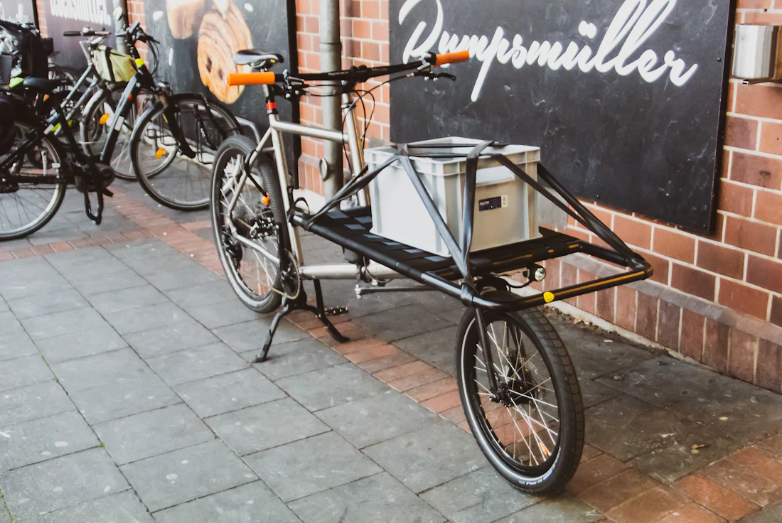 Longtail-Cargo-Velo an einer Backsteinwand — Lastenvelos für Familien bei Ramsauer Radsport