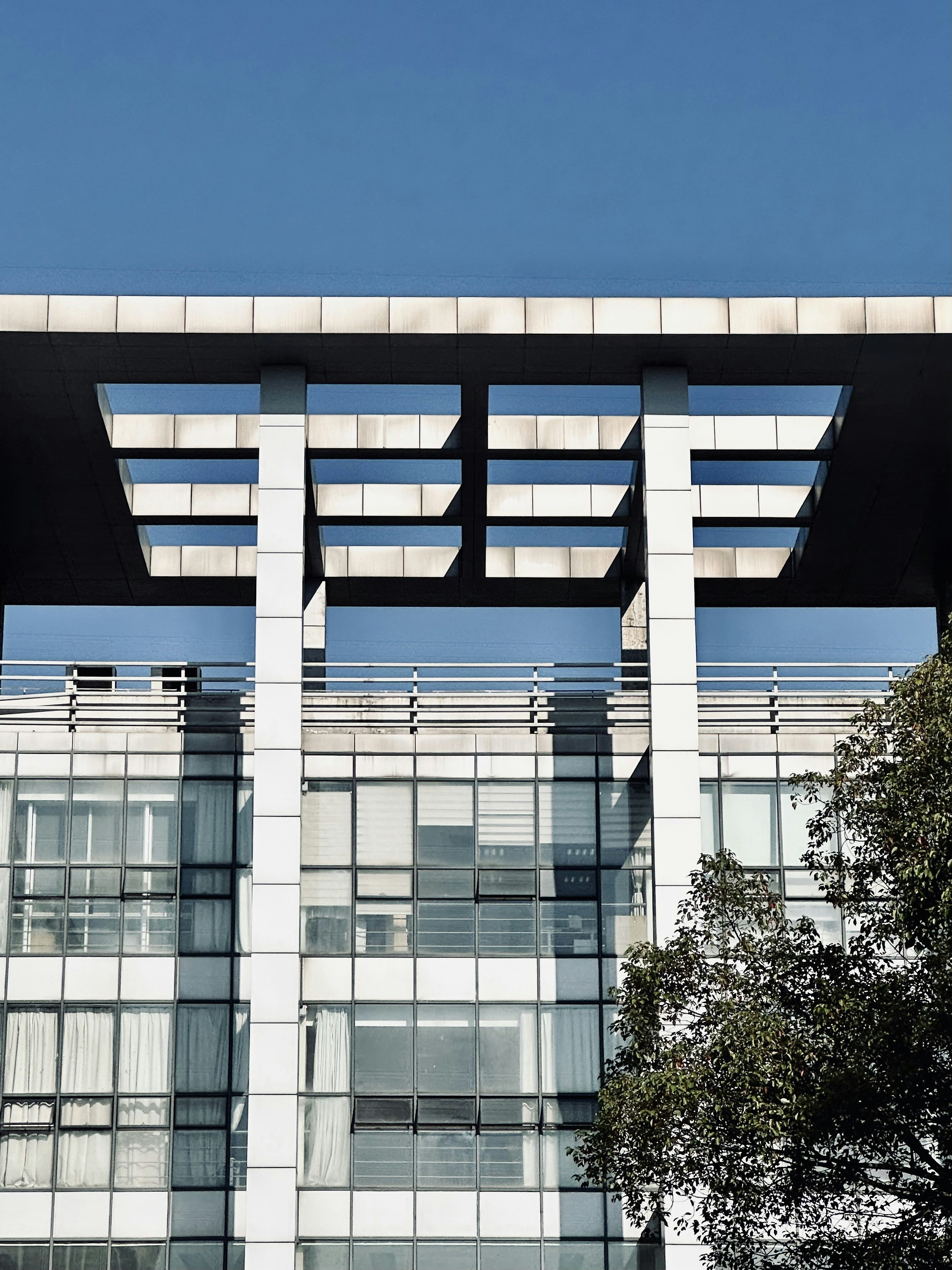 um prédio alto com um relógio ao lado