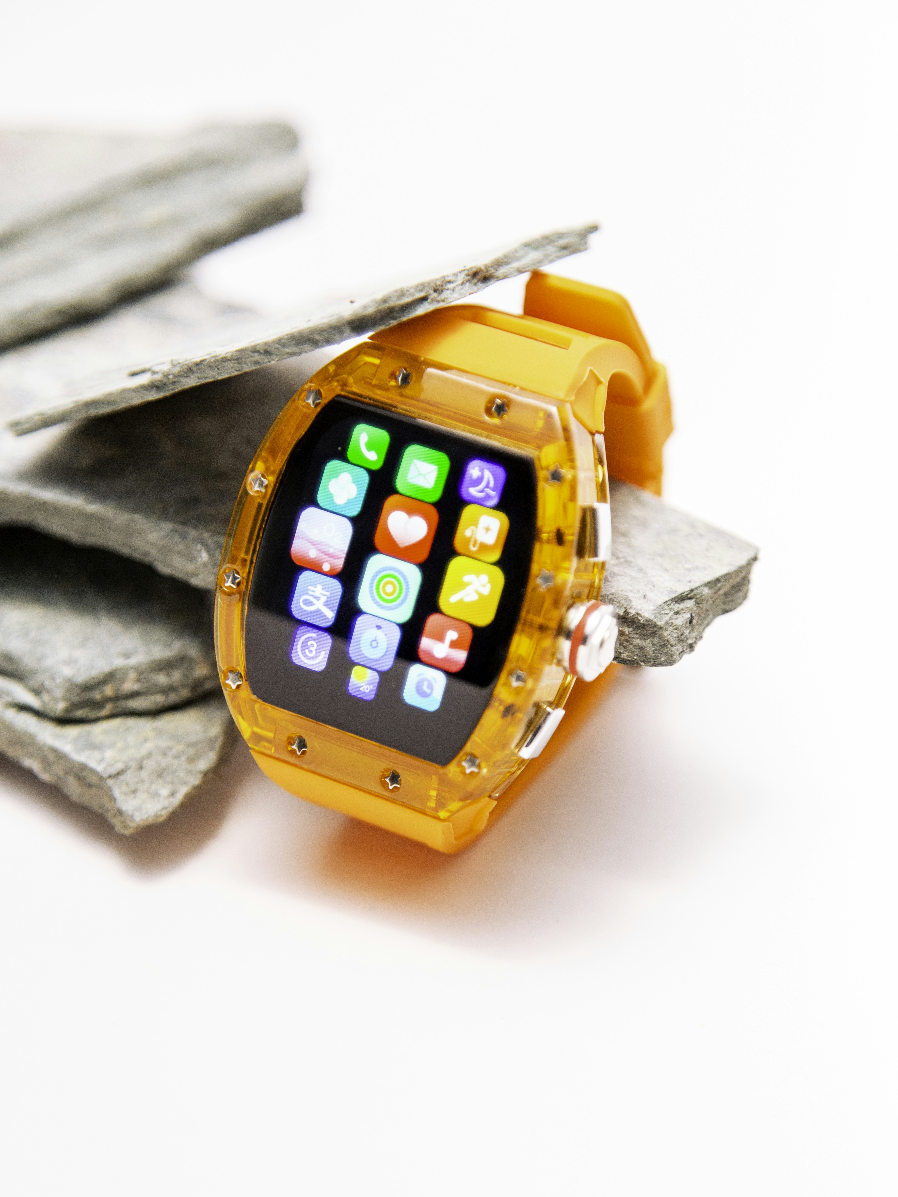 Pomarańczowy smartwatch leżący na kartce papieru