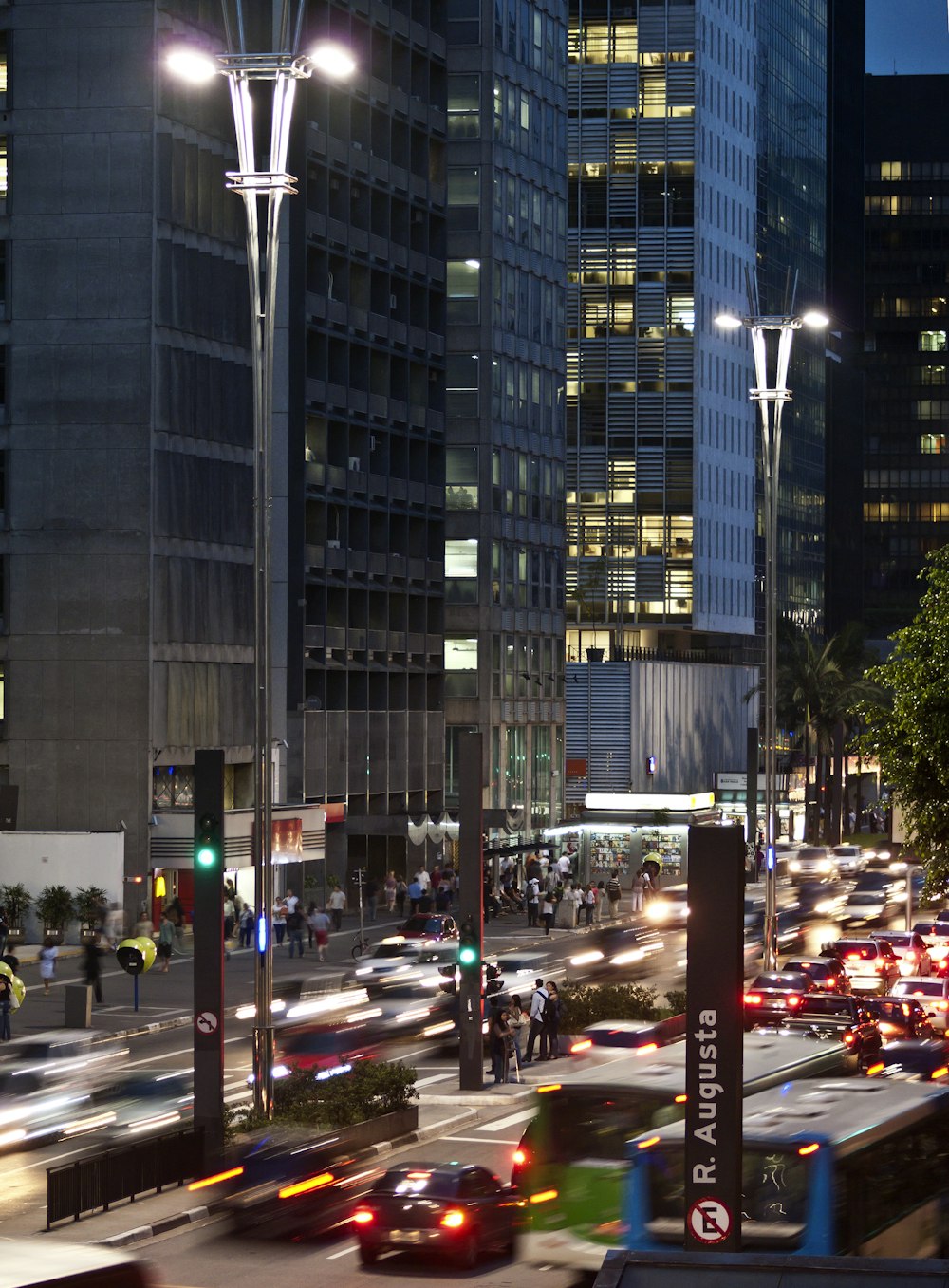 a busy city street filled with lots of traffic