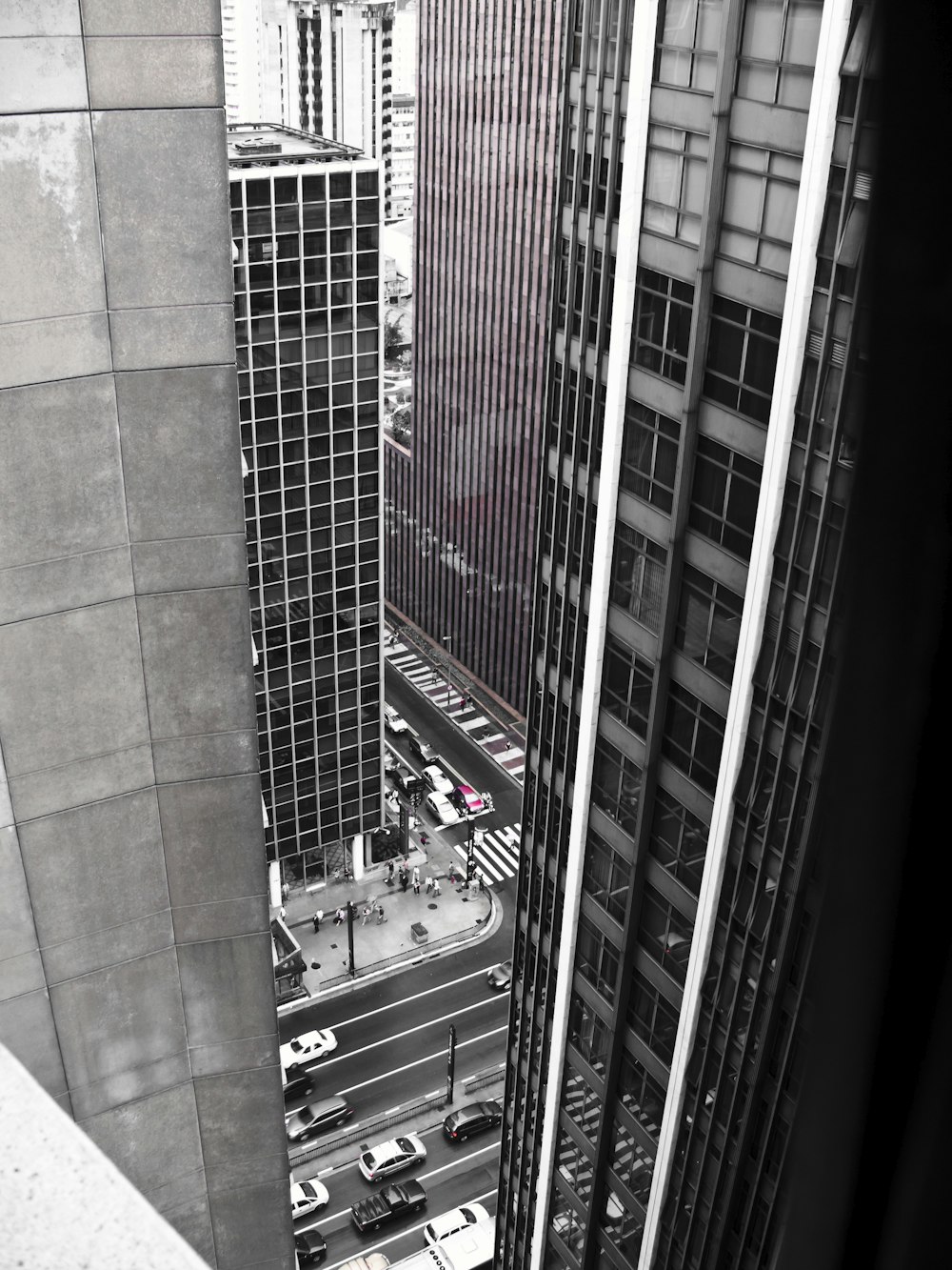 a black and white photo of a city street