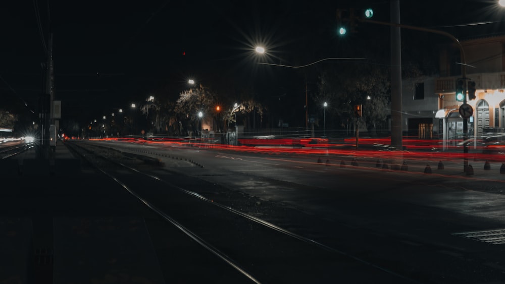 une rue de la ville la nuit avec des feux de circulation