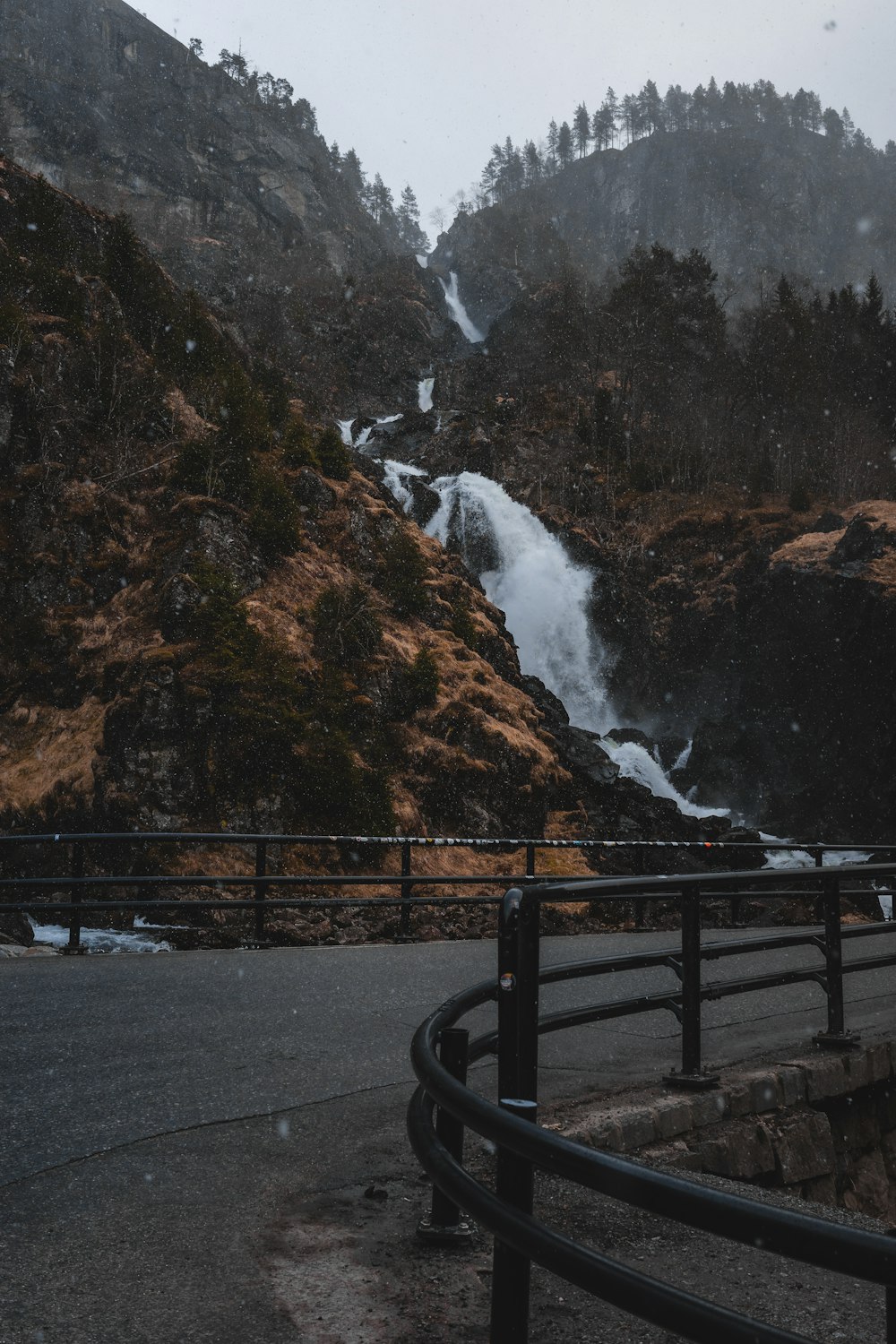 Blick von einer Brücke auf einen Wasserfall