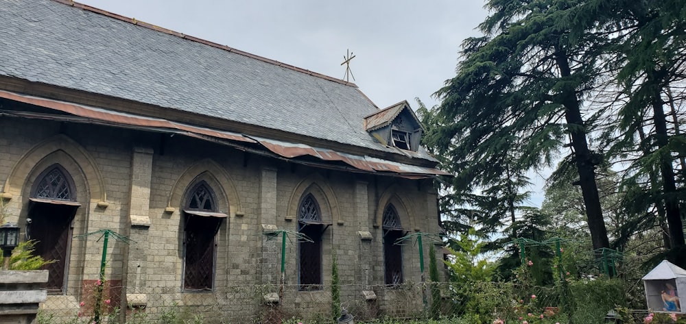 eine alte Kirche mit einem Kreuz auf dem Dach