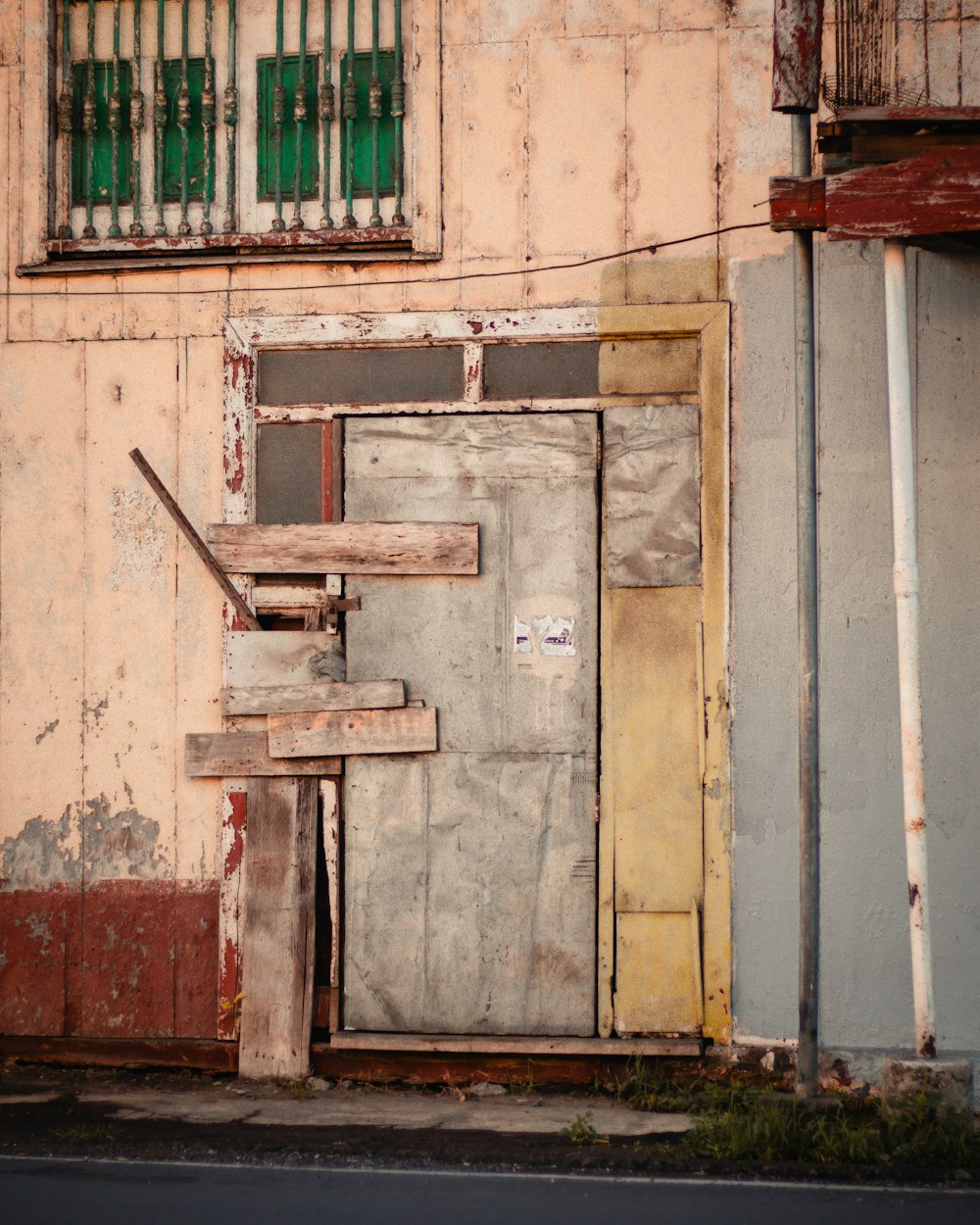 un vieux bâtiment avec une porte et des escaliers