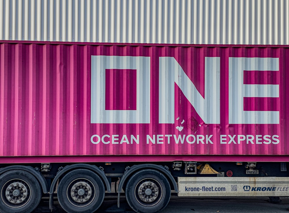 Un camión rosa con la palabra Ocean Network Express pintada en ella