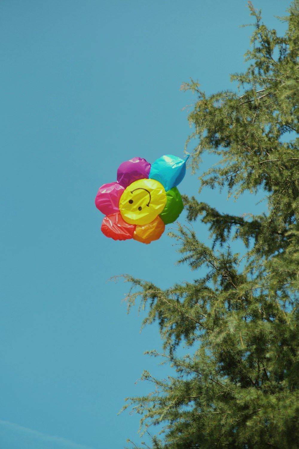 um monte de balões flutuando no ar