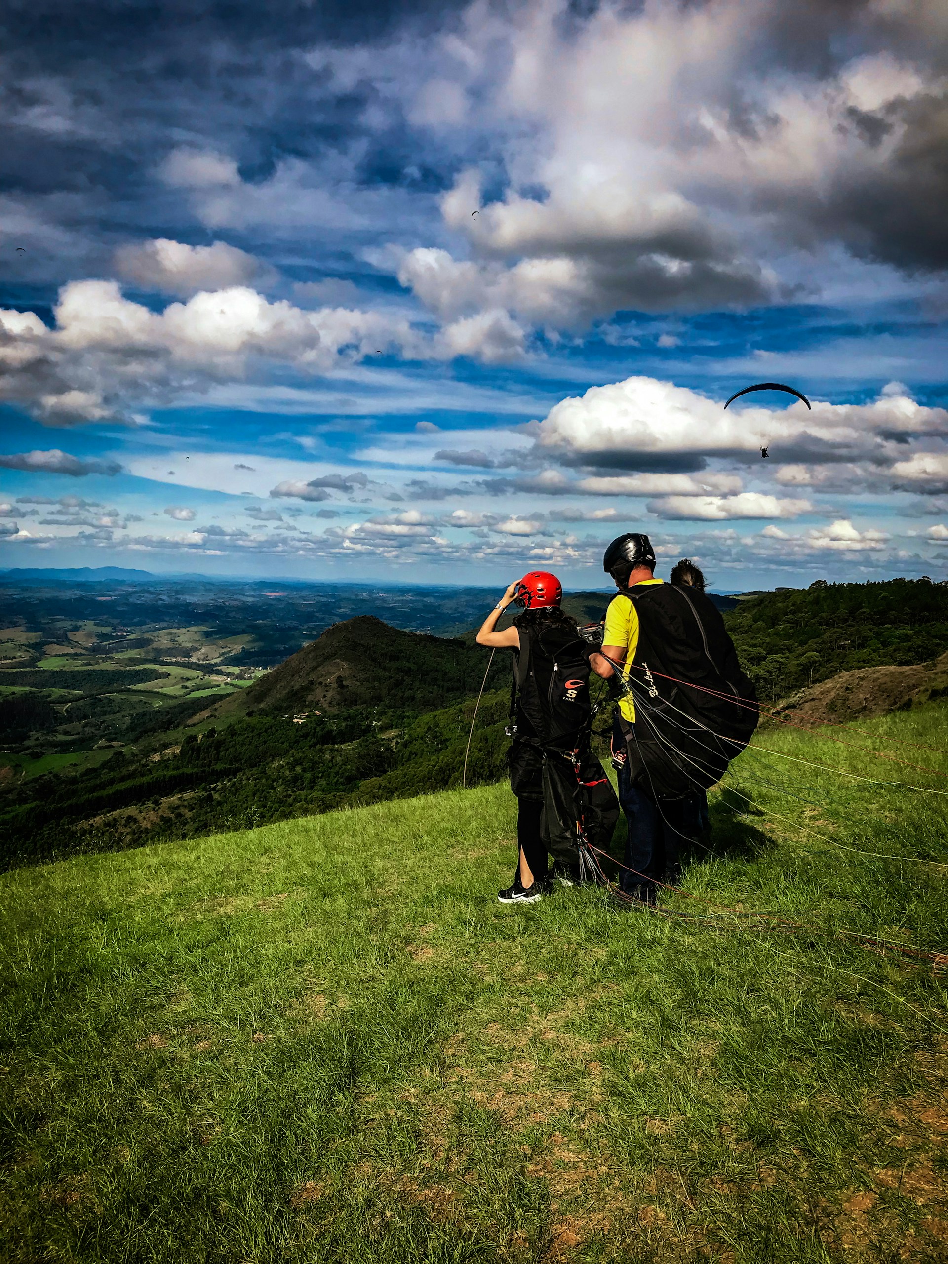 gray computer monitor