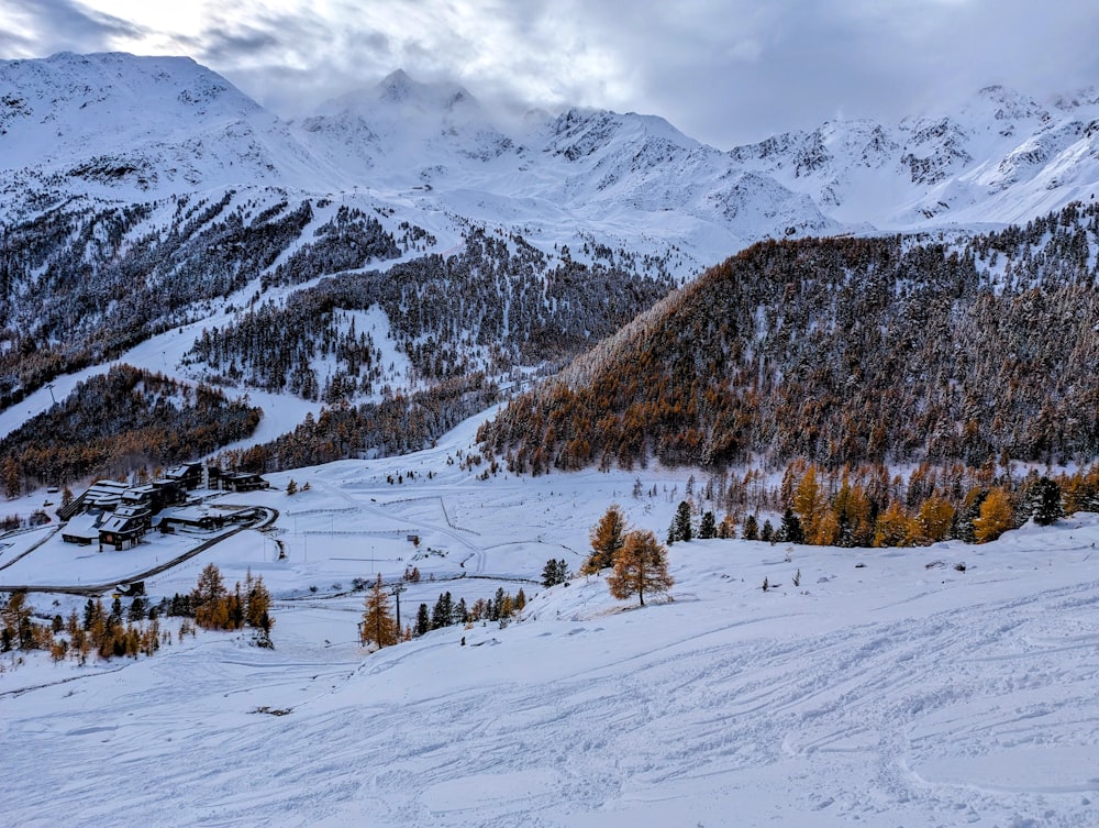 Une montagne enneigée avec une station de ski au loin