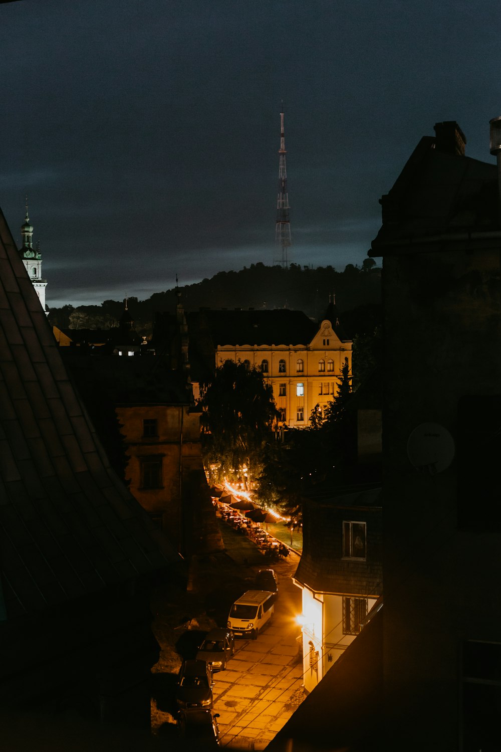 Una vista de una ciudad por la noche desde una azotea
