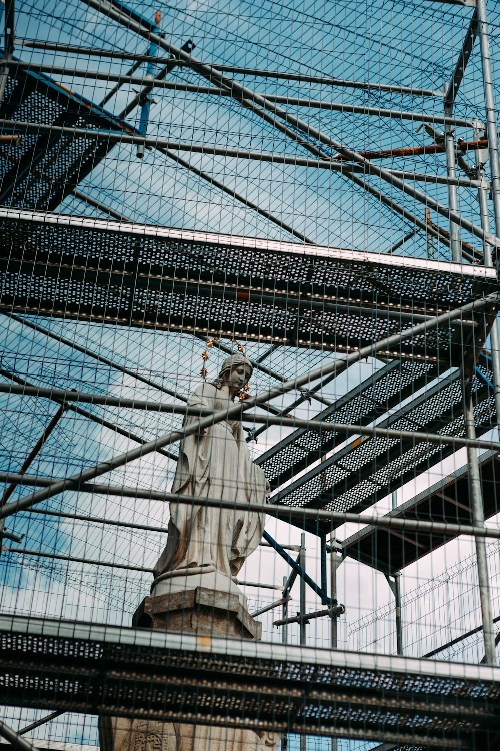 Una estatua en la parte superior de un edificio en construcción