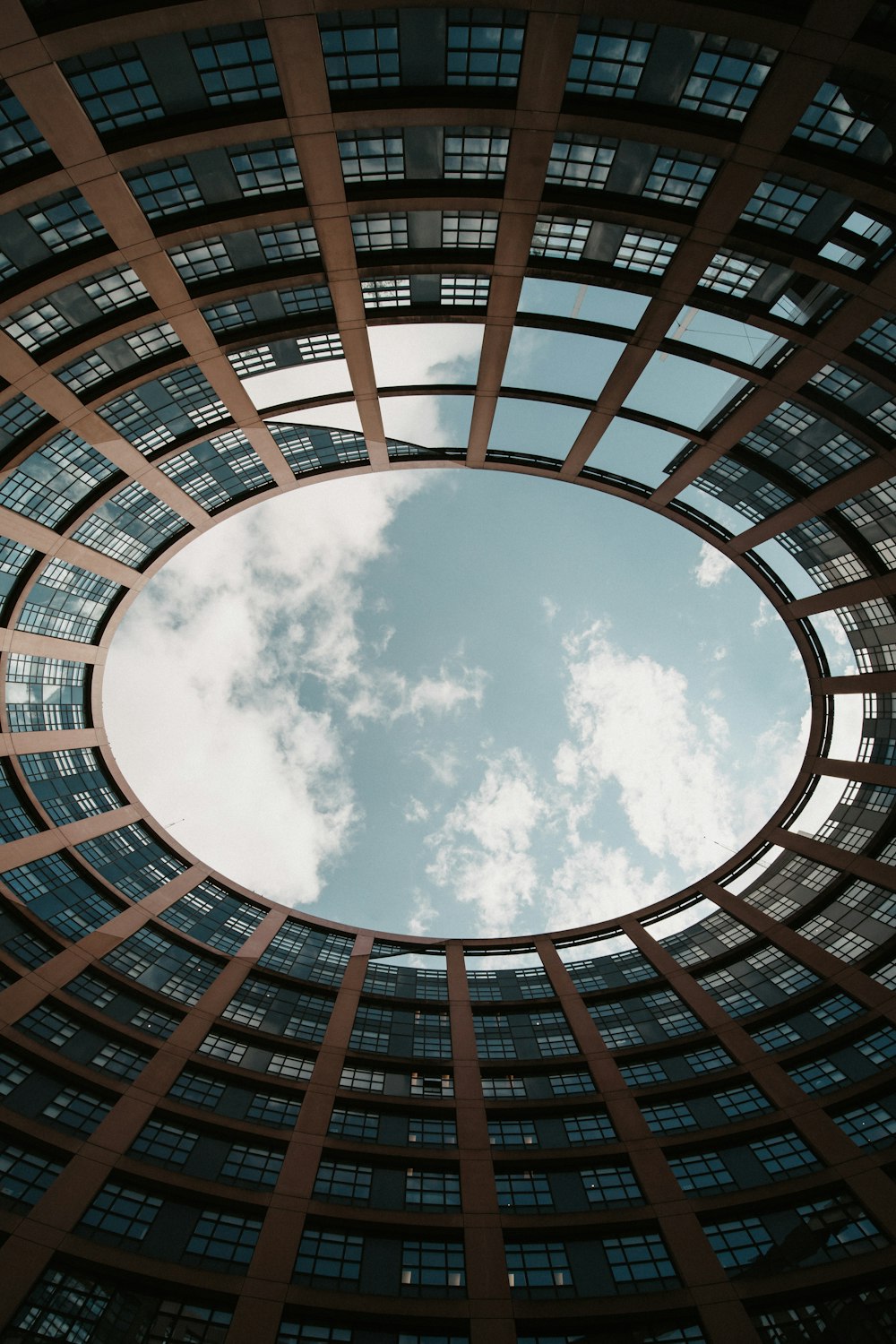 une vue du ciel à travers une fenêtre circulaire