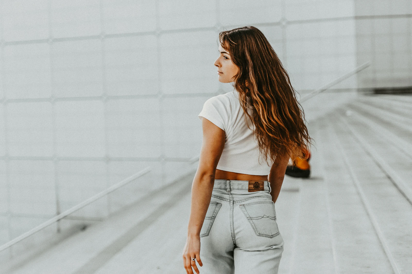 A camiseta de meia-gola (mock neck): o aconchego leve sem o peso da gola alta