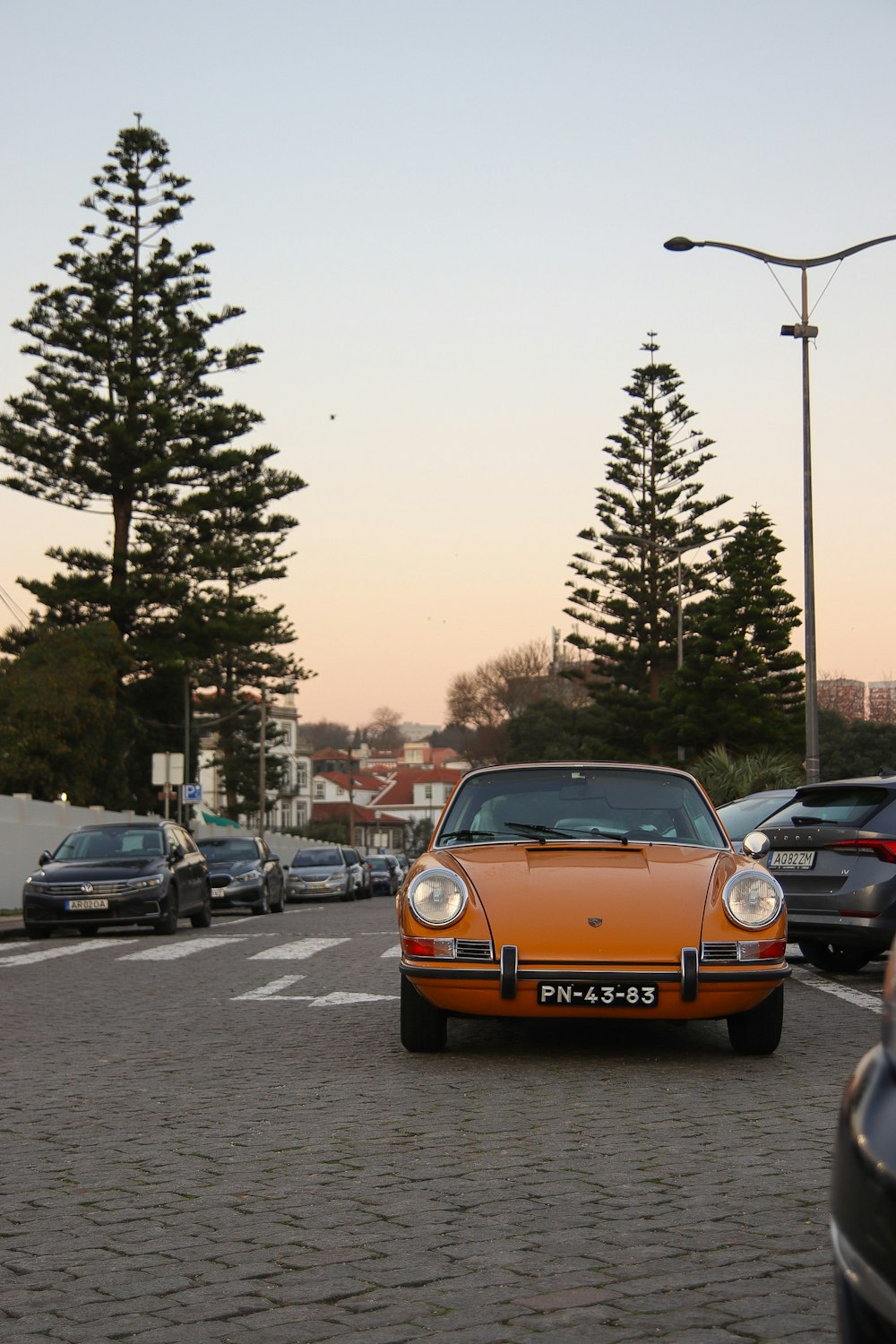 Un'auto arancione è parcheggiata in un parcheggio