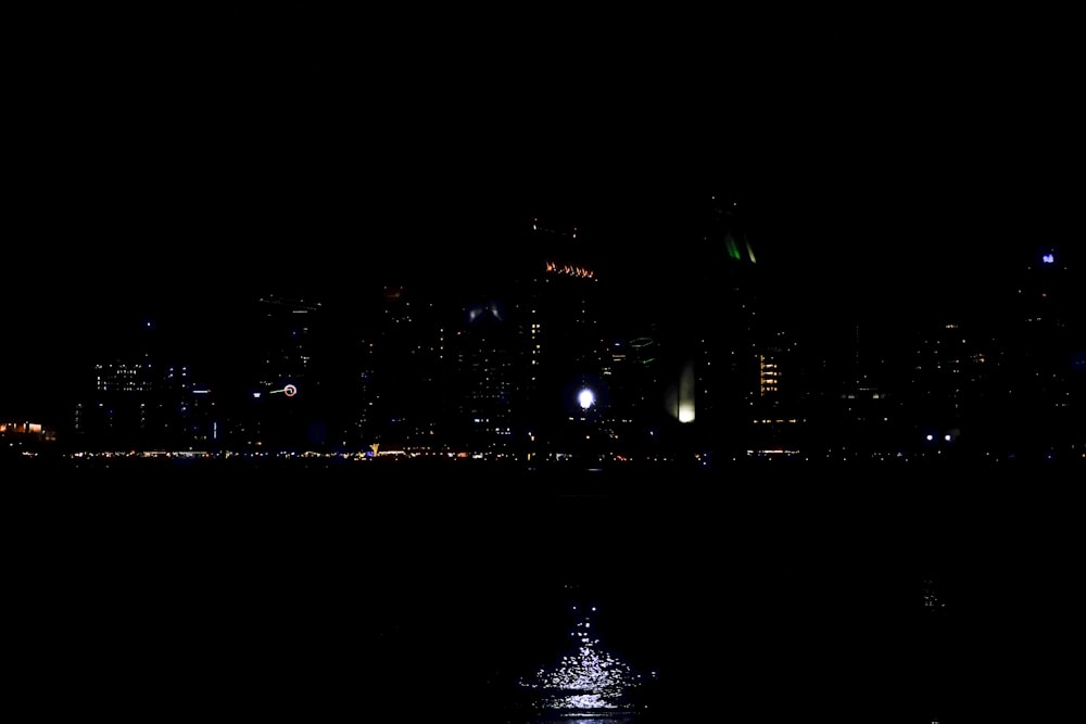 Una vista de una ciudad por la noche desde el agua