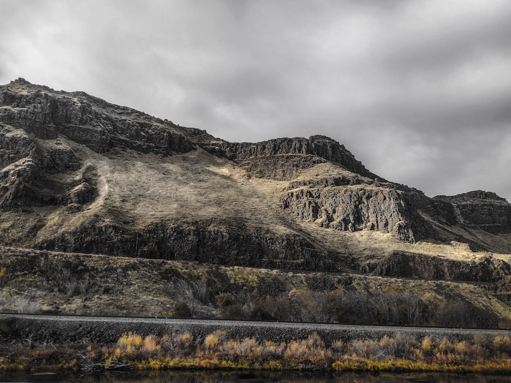 ein Berg, durch den eine Straße führt