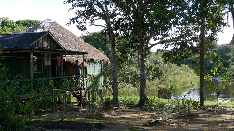 Comunidad ribereña del Guainía junto al río