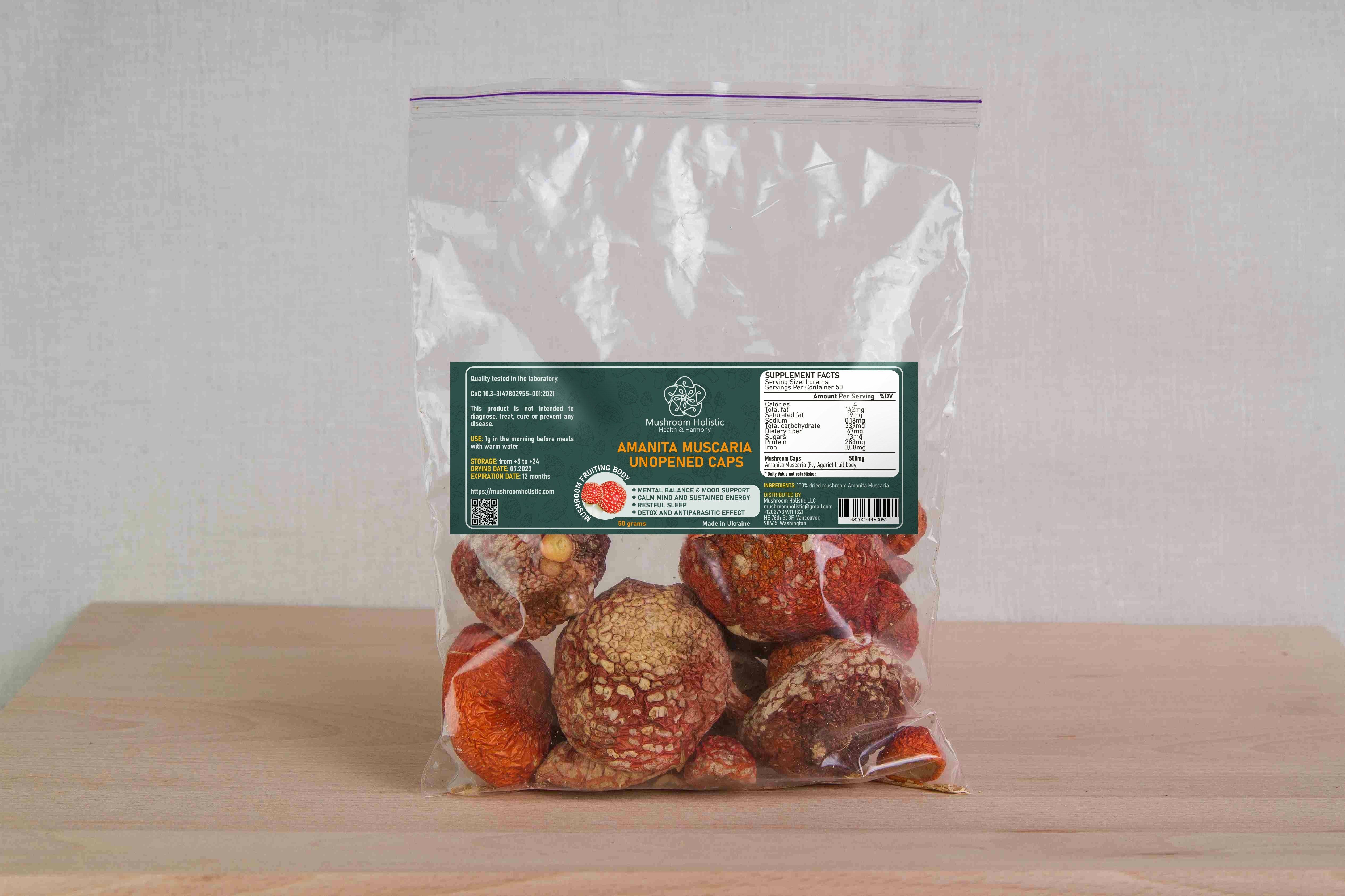 eine Tüte Nüsse auf einem Holztisch