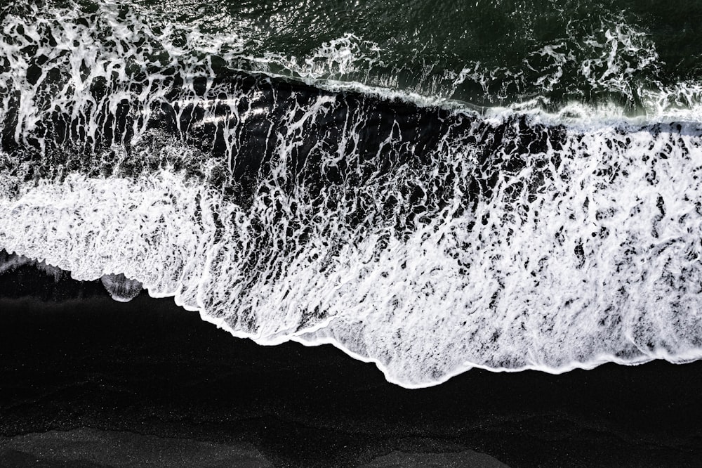 Una foto en blanco y negro de las olas del océano