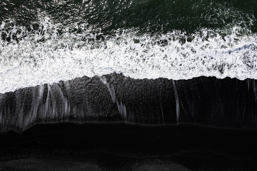 Una foto in bianco e nero dell'oceano