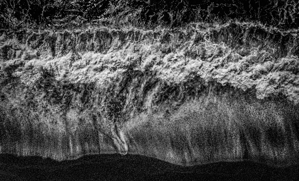 una foto in bianco e nero di un'onda