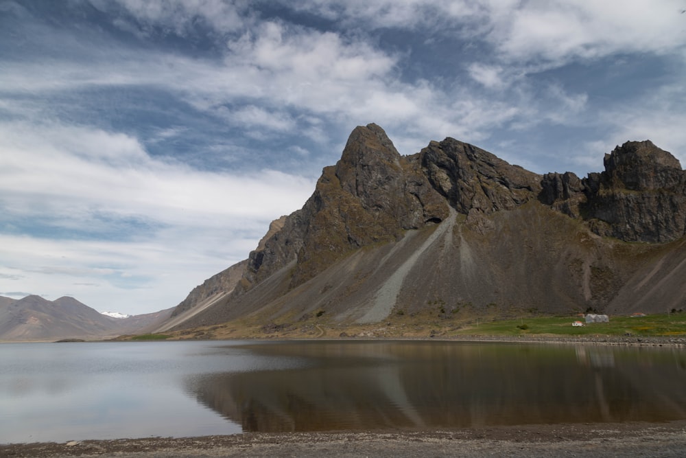 una montaña con un lago frente a ella