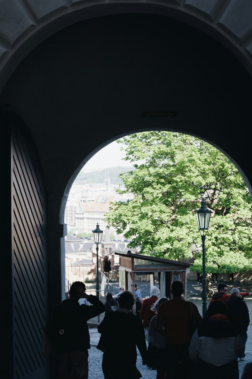 un gruppo di persone che camminano sotto un arco