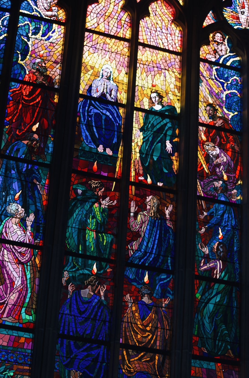 Glas-in-lood raam met zachte lichtinval