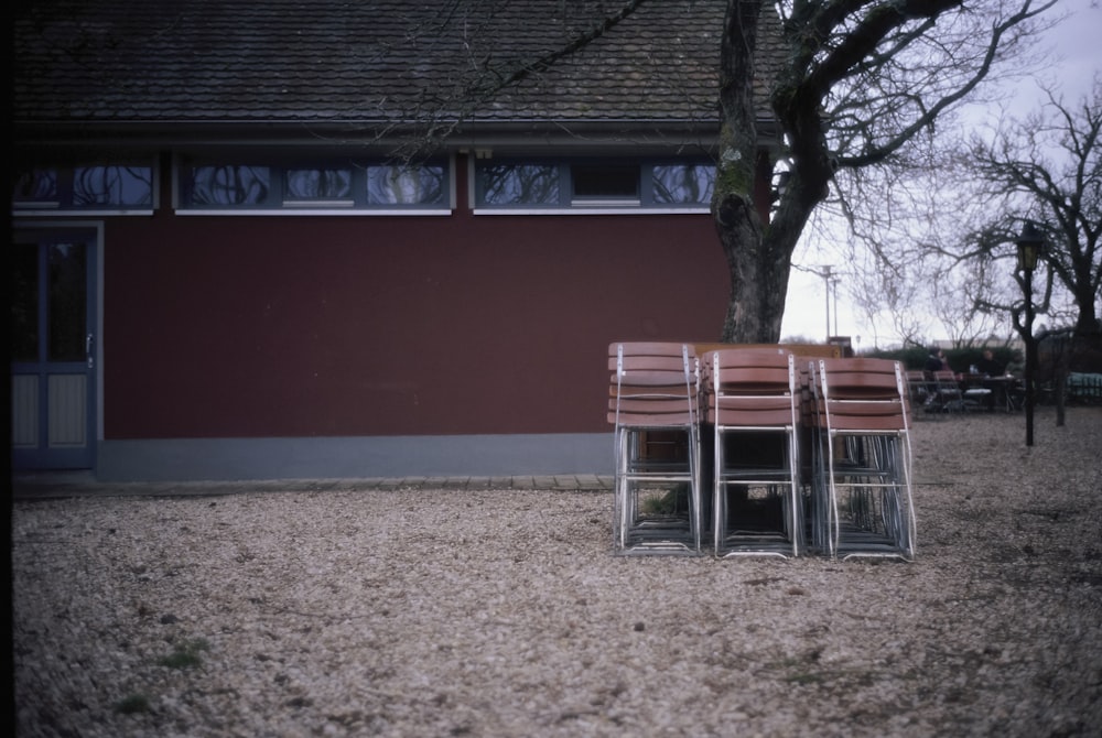 a couple of chairs sitting next to a tree