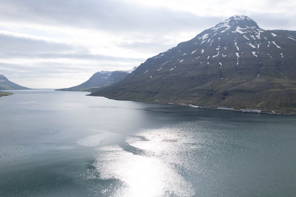 Un grande specchio d'acqua circondato da montagne