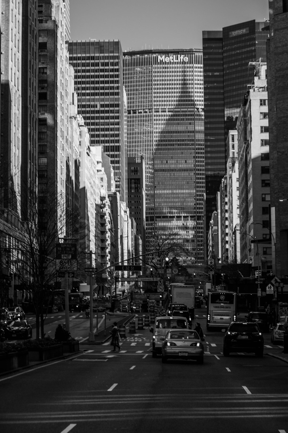 a black and white photo of a city street