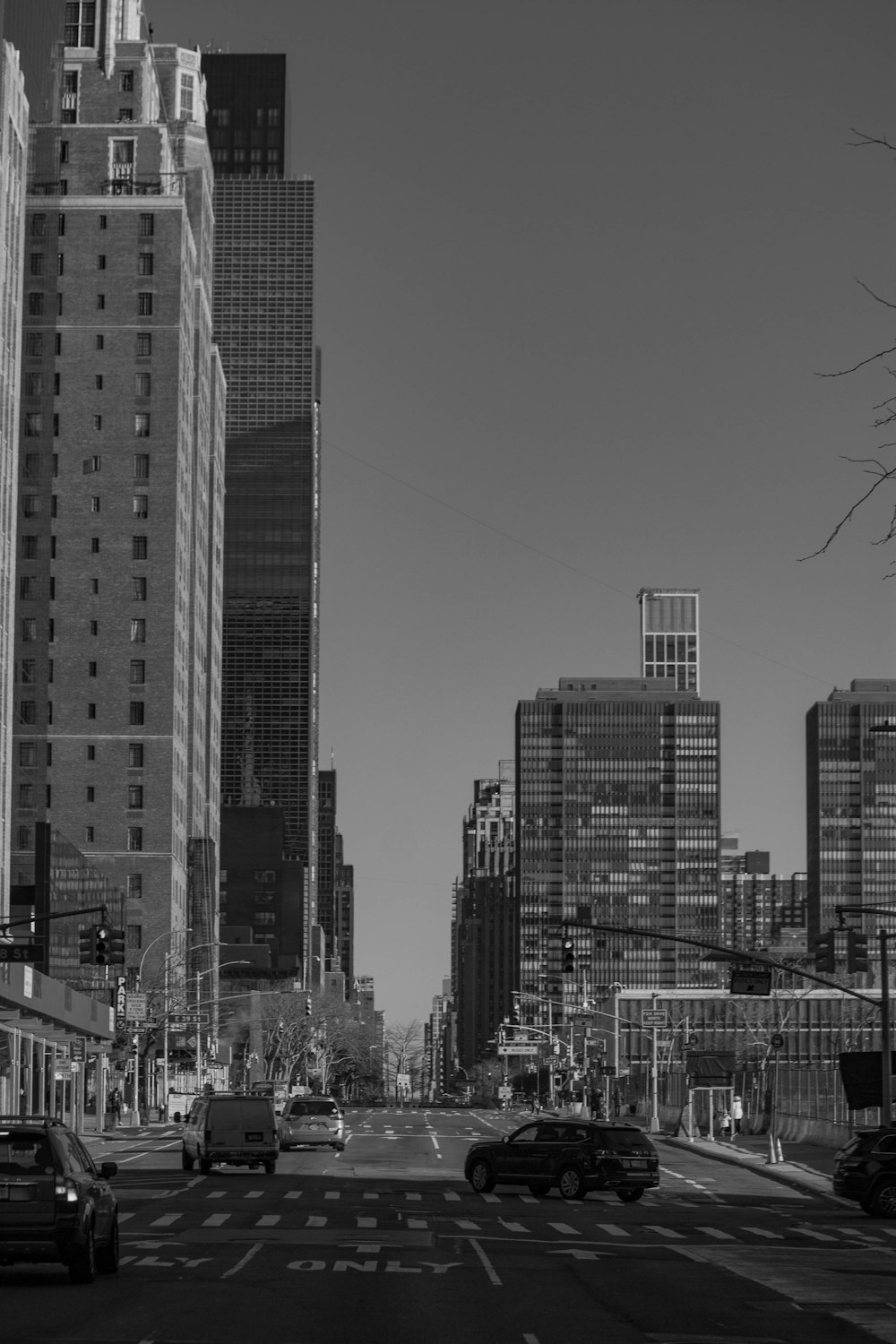 a black and white photo of a city street