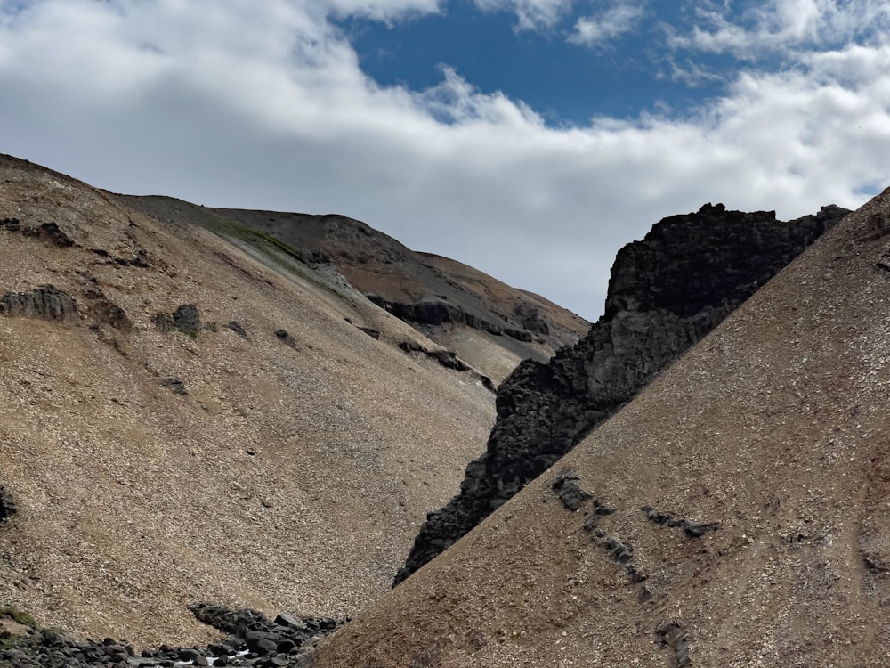 um grupo de rochas sentado no topo de uma montanha