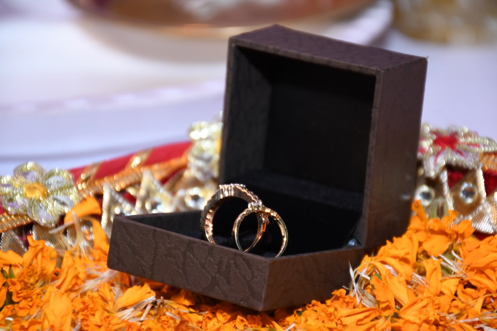상자 안에 앉아있는 결혼 반지 두 개