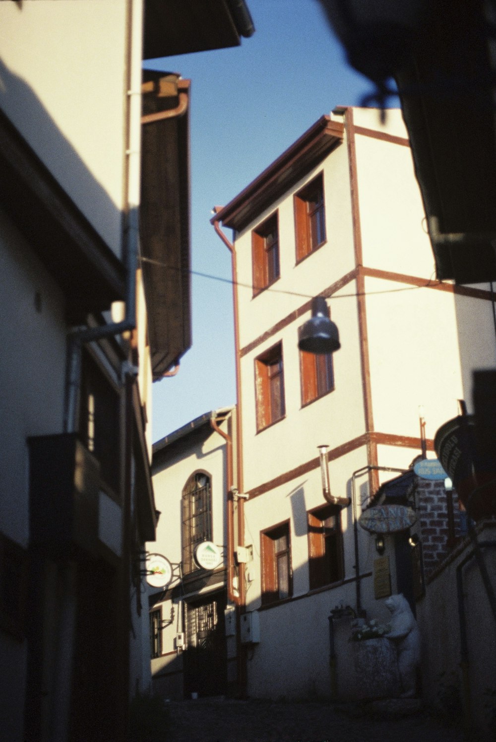 eine schmale Gasse mit einem Gebäude im Hintergrund