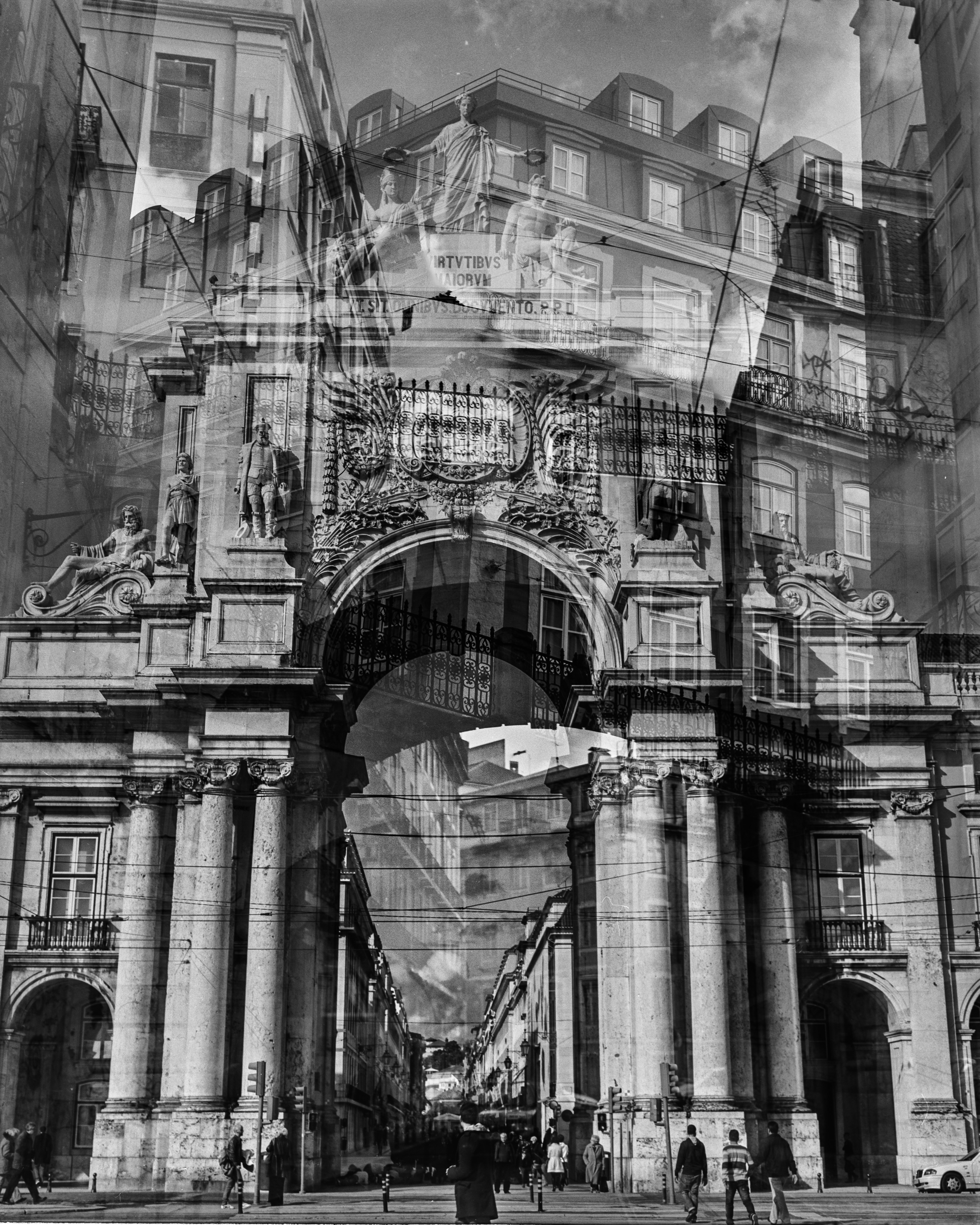 Una foto en blanco y negro de un gran edificio