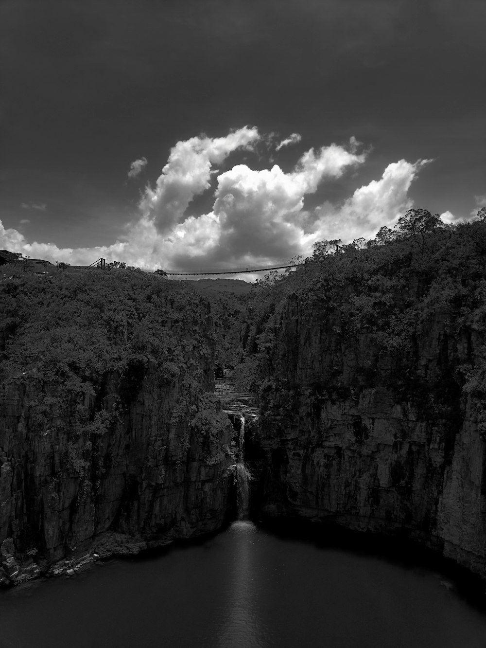 una gran masa de agua rodeada de montañas